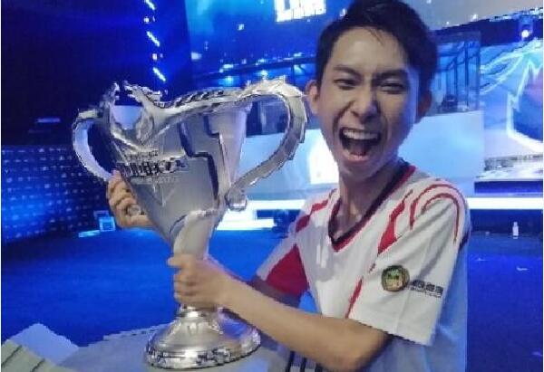 LPL 英语评论员 Kitty 分享等级形象：单人和二人组合31胜18负大师