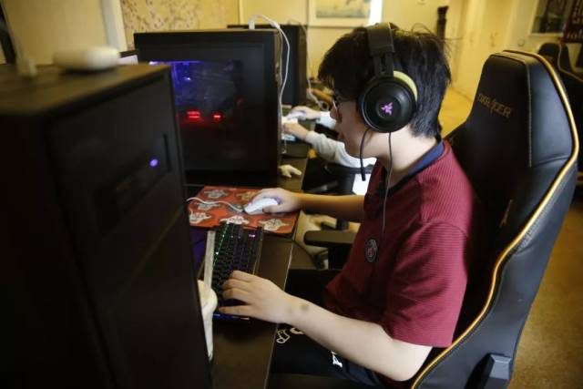 赛后群访AKi：今天队伍发挥的不是特别好吧，因为过程太坎坷了