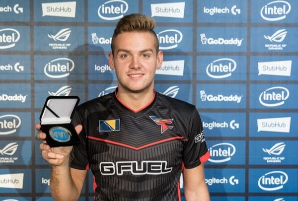 Zoom三杀格温全场乱剪 大哥两遭单杀炸线 乐言队1-0Uzi队