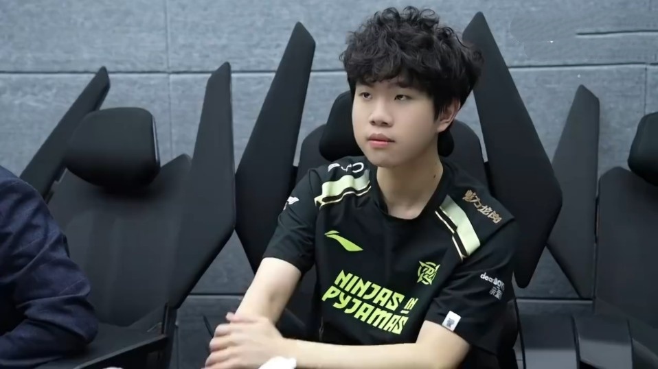 迟来的愚人节玩笑？RNG官推说MLXG回去当教练